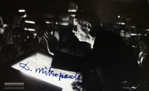 Ο Δημήτρης Μητρόπουλος διευθύνει.