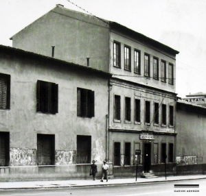 Το Ωδείον Αθηνών στην οδό Πειραιώς. Φωτογραφία των αρχών του αιώνα.
